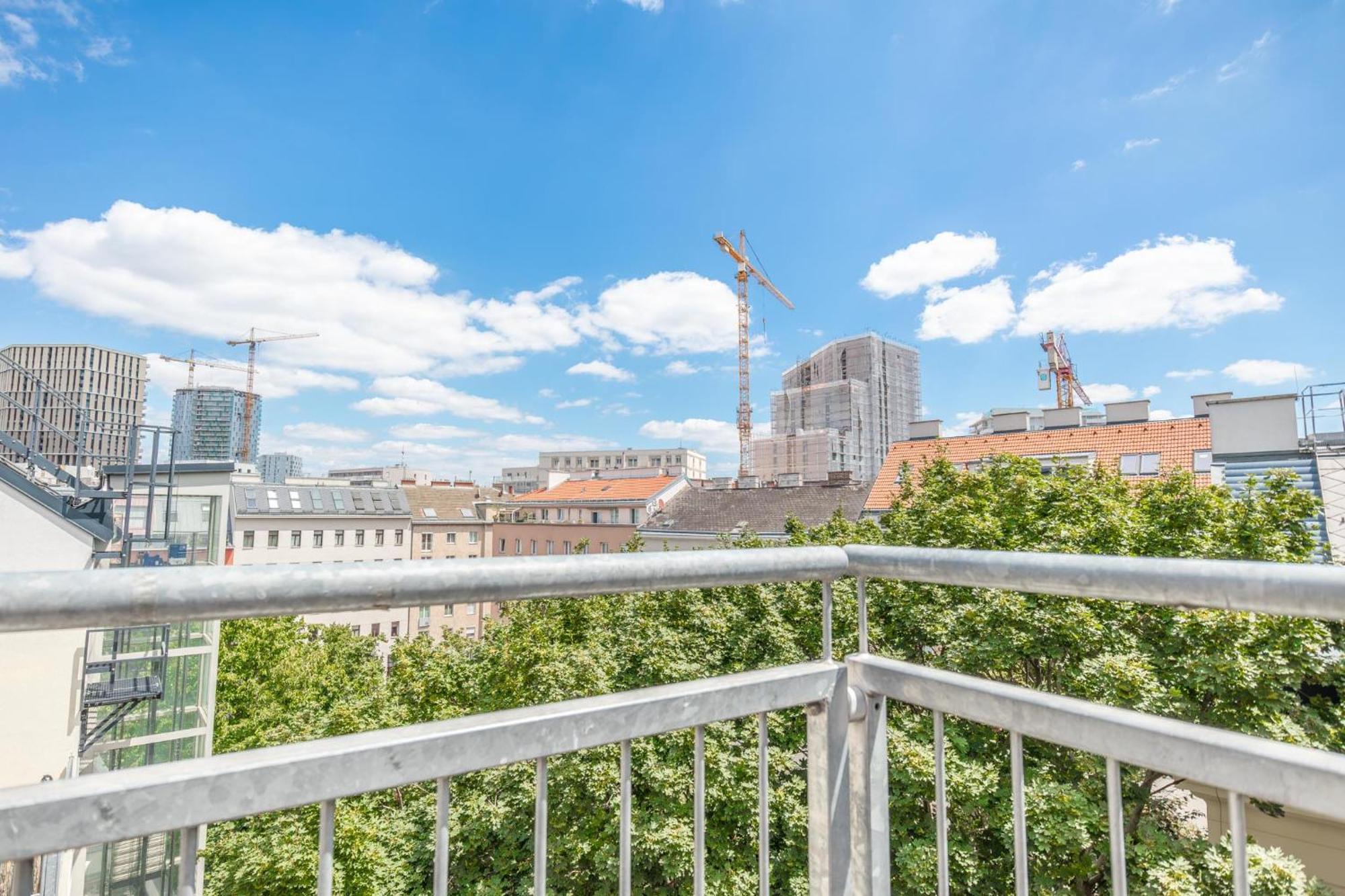 Apartment Luxury 3br And1 Lr In The Heart Of *