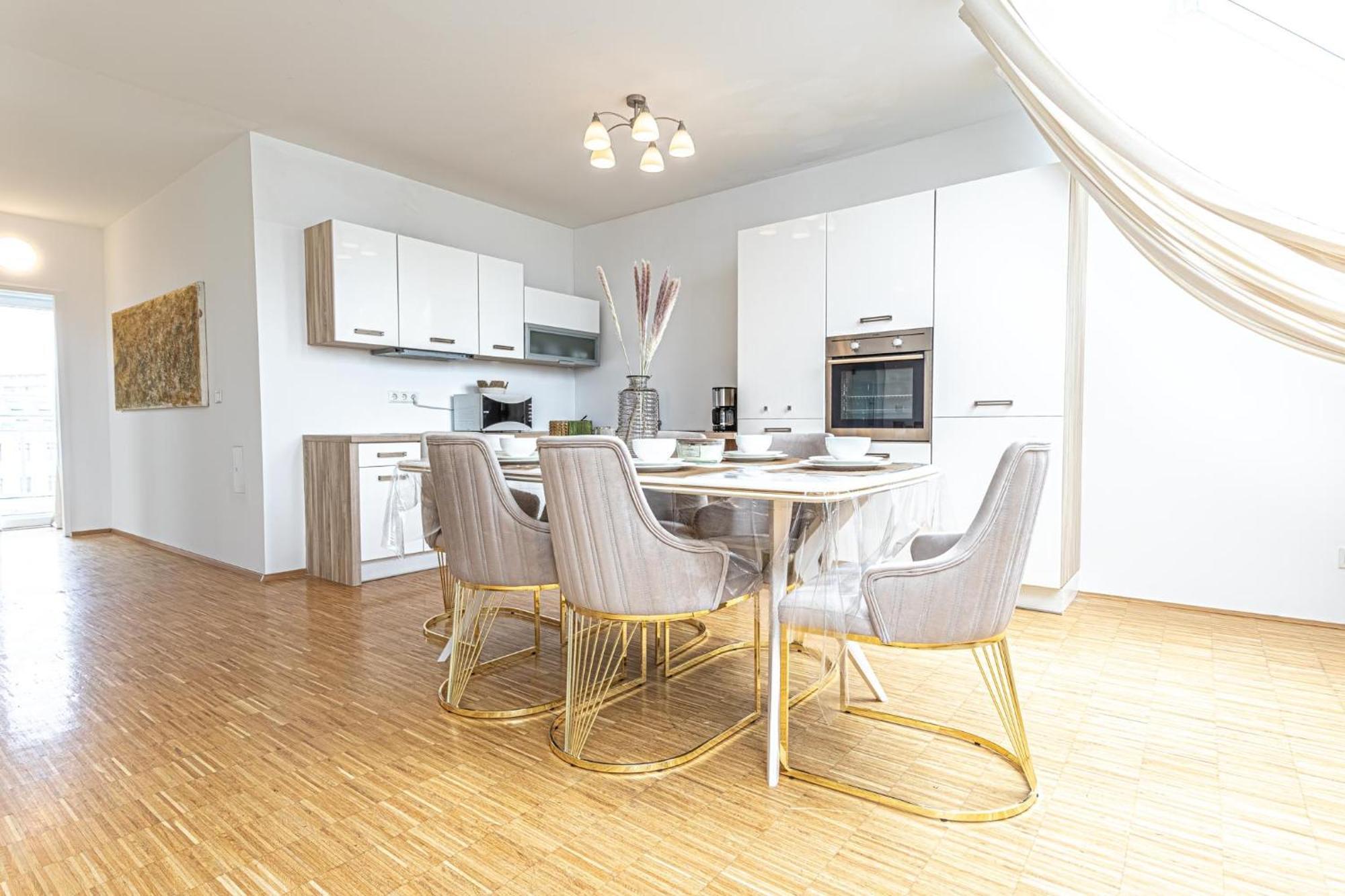 Luxury 3br And1 Lr In The Heart Of Appartement
