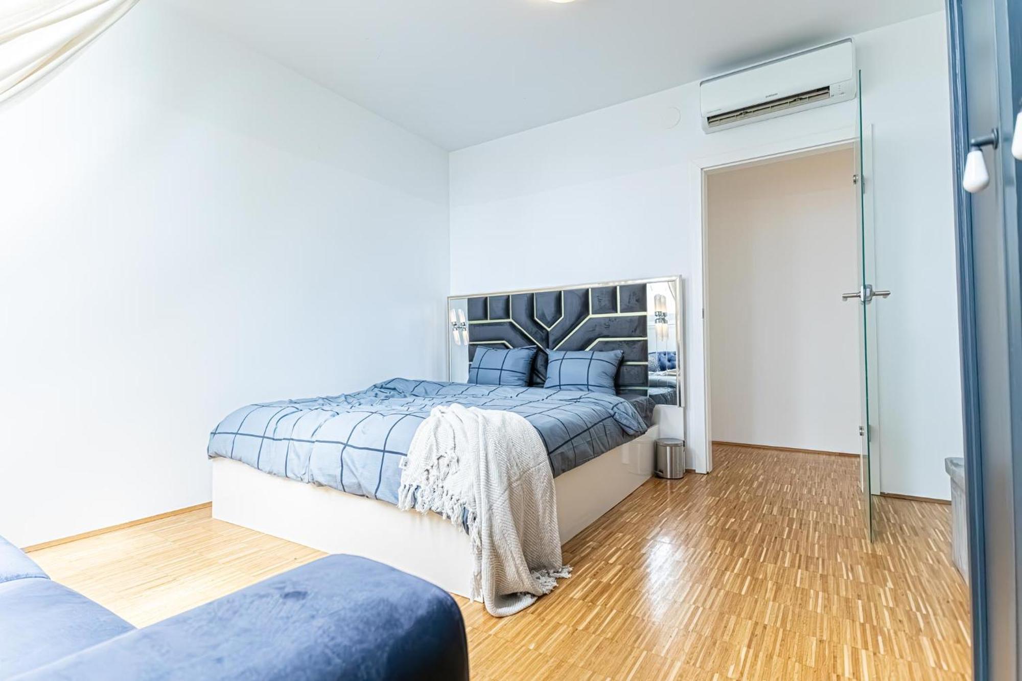 Luxury 3br And1 Lr In The Heart Of Apartment *